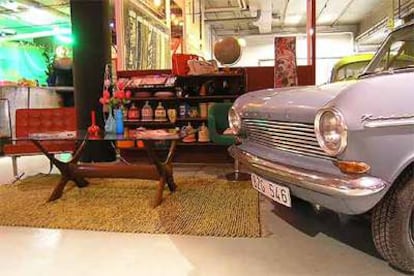 Interior de Sivletto, una de las mejores tiendas de ropa del barrio Södermalm, en Estocolmo. Un Opel Kadett, ropa <b><i>vintage</i></b> y espíritu <b><i>rockabilly.</i></b>