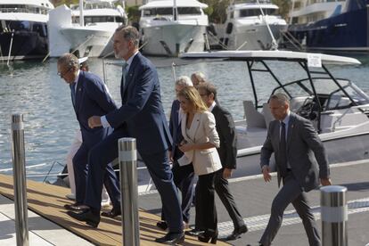 Felipe VI presidió el acto al que no acudieron ni consejeros del Govern ni  la alcaldesa, Ada Colau. Recorrió el Port Vell en la primera ocasión en que acude a este certamen, que celebra su 60 edición, como jefe del Estado. 