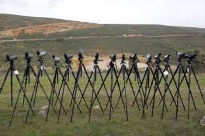 Bateria de telescopios terrestres en la IX edición de la Feria Internacional de Turismo Ornitologico (FIO), inaugurada hoy en la pedanía cacereña de Villarreal de San Carlos -en el corazón del Parque Nacional de Monfragüe-, con la intención de promocionar el potencial turístico de las aves en España..