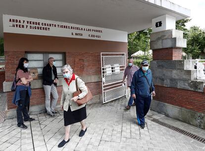 Residentes de la residencia Casa de Misericordia, en Pamplona, el pasado jueves al salir del centro después de tres meses confinados.