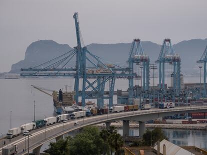 Vista de una parte del puerto de Algeciras, con Gibraltar al fondo.