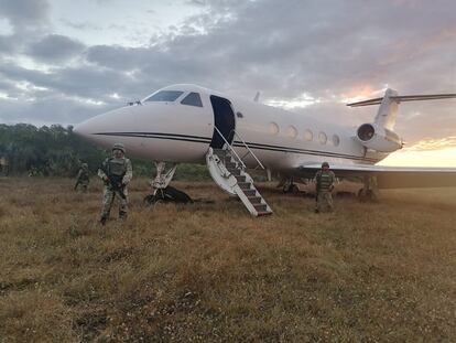 El Ejército mexicano incautó una avioneta con 246 kilogramos de cocaína en Mapastepec, Chiapas, México.
