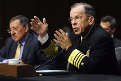 El jefe del Estado Mayor Conjunto de EE UU, Mike Mullen (d), y el secretario de Defensa, Leon Panetta (i), comparecen ante Comité de Servicios Armados del Senado estadounidense.