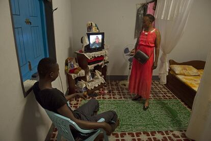 Una familia de Ngombe en el interior de su vivienda.