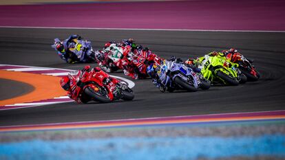 Marc Márquez (izquierda) lidera la carrera en el GP de Catar.