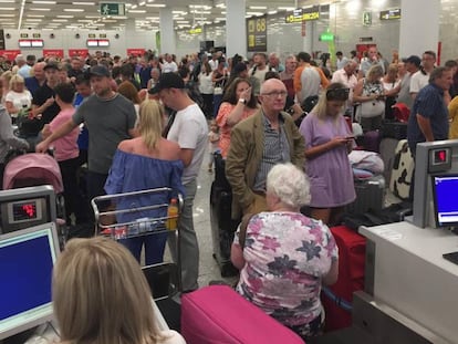 Decenas de pasajeros, este lunes frente a los mostradores de Thomas Cook en el aeropuerto de Palma.