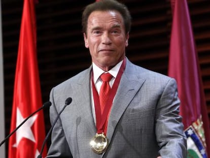 Arnold Schwarzenegger receives his Madrid Destino ambassador medal.