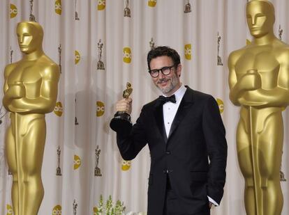 El director francés Michel Hazanavicius posa con la estatuilla a la mejor dirección por 'The Artist'.
