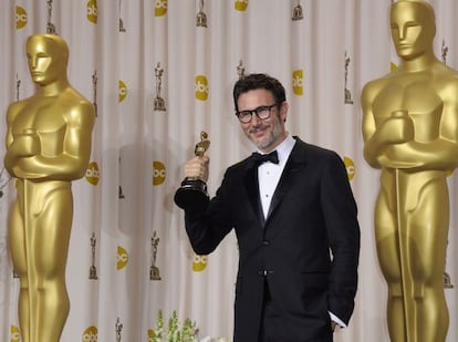 El director francés Michel Hazanavicius posa con la estatuilla a la mejor dirección por 'The Artist'.