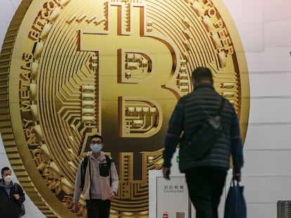 Anuncio de bitcoin en Hong Kong, en una imagen de mediados de febrero de 2022.