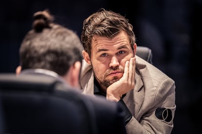 Carlsen, durante una partida contra Niepómniashi durante el Mundial de Dubái, en diciembre de 2021