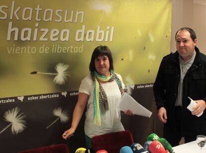 Maribi Ugarteburu y Pernando Barrena, el pasado jueves en una rueda de prensa en San Sebastián.