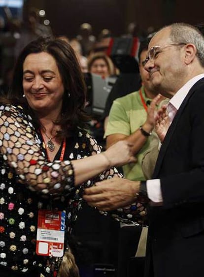 Mar Moreno saludaba ayer a Manuel Chaves en el congreso del PSOE.