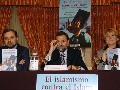 De izquierda a derecha, Gustavo de Arístegui, Mariano Rajoy y Esperanza Aguirre.