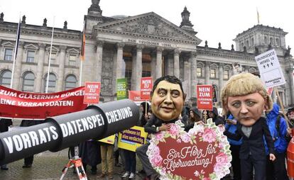 Manifestación de activistas contra la nueva ley hoy ante el Bundestag, en Berlín.