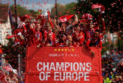 Los jugadores y equipo técnico del Liverpool festejan el triunfo de la Champions League por las calles de la ciudad inglesa.