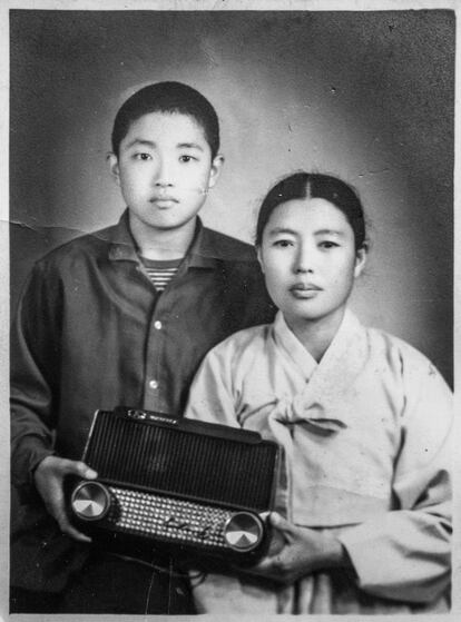 Foto de Yong Woong Jo (a la izquierda) que fue testigo de la Guerra de Corea y la batalla por la capital de Incheon cuando era un niño de seis años. La foto fue tomada en 1956 y ahora tiene 74. Gracias al programa de Save The Children en el país, Yong Woong conoció a la persona que le apadrinó, la estadounidense Naomi Middaugh, a la edad de seis. Ella le envió materiales escolares y le dio una grabadora. Intercambiaron cartas y grabaciones de voz hasta bien entrada la década de 1980. Nunca se conocieron en persona.