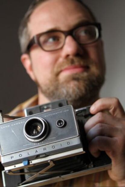 El fotógrafo Bill Miller con su cámara Polaroid.
