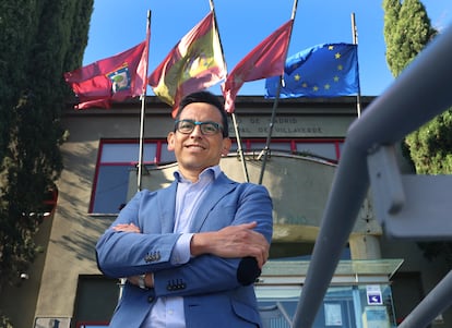 El hispanocolombiano Orlando Chacón, concejal presidente del Distrito de Villaverde (Madrid) por el PP, delante de la junta de distrito. 