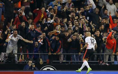 El delantero italiano del Valencia Simone Zaza celebra su gol contra el Real Madrid.