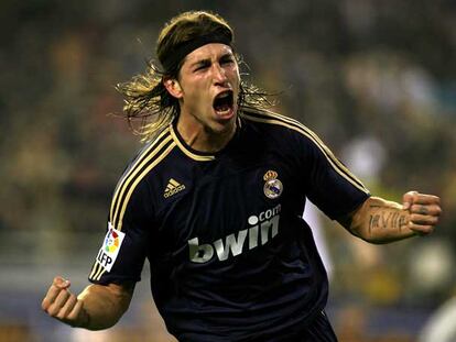 Sergio Ramos celebra su gol, el tercero del Madrid en Valencia.