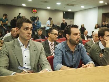 De la Fuente, el primero por la izquierda, en la sala de prensa del Palau.