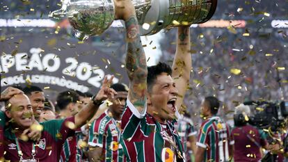 El argentino German Cano, estrella de Fluminense en la final, alza la Copa Libertadores en el Maracaná, en Rio de Janeiro.