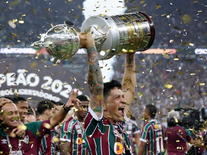El argentino German Cano, estrella de Fluminense en la final, alza la Copa Libertadores en el Maracaná, en Rio de Janeiro.