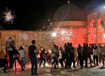 Decenas de miles de palestinos habían permanecido poco antes en pie en la explanada de la mezquita de Al Aqsa tras concluir el rezo en el último viernes de ramadán, en una movilización nacionalista con escasos precedentes en Jerusalén. En la imagen, un momento del choque con la policía israelí.