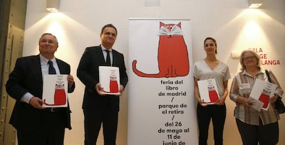 De izquierda a derecha, Manuel Gil Espín, director de la Feria del Libro, Francisco Ribeiro de Menezes, embajador de Portugal en España, Rita Maestre, portavoz del Ayuntamiento de Madrid y Reyes Díaz-Iglesias, presidenta de la Feria.