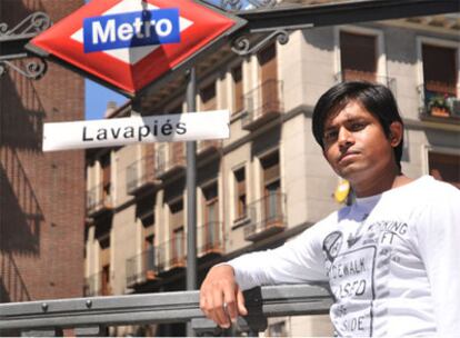 Jahin Uddin en la parada de metro de Lavapiés.