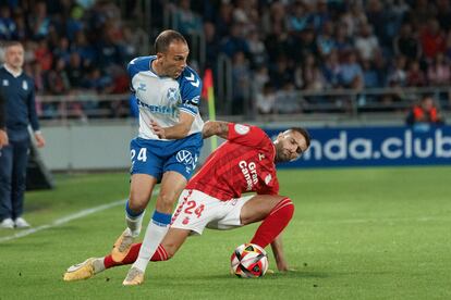 Nacho, del Tenerife, se impone a Pejiño, de Las Palmas, en un lance del derbi canario de Copa.