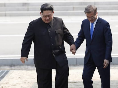 Kim Jong-un e Moon Jae-in durante a histórica cúpula entre as duas Coreias em abril.