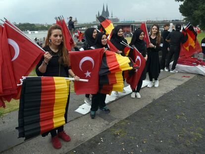 Simpatizantes de Erdogan se re&uacute;nen en Colonia (Alemania), el pasado domingo.