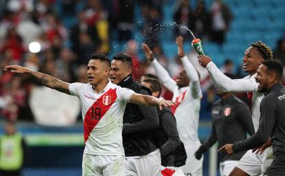 Los jugadores de Perú celebran la clasificación a la final. 