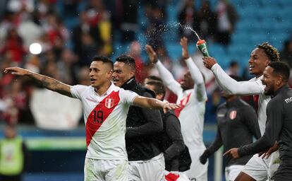 Los jugadores de Perú celebran la clasificación a la final.