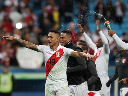 Los jugadores de Perú celebran la clasificación a la final. 