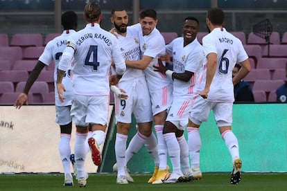 Valderde (tercero por la derecha) celebra con el resto de sus compañeros el primer gol del equipo madrileño.