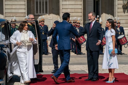 El emir de Qatar, el jeque Tamim bin Hamad Al Zani y su esposa, Jawaher bint Hamad bin Suhaim Al Zani, son recibidos por el rey Felipe y la reina Letizia, en el Palacio Real en Madrid.
