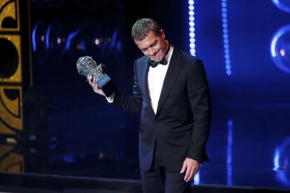 El actor Antonio Banderas con su Goya de Honor.