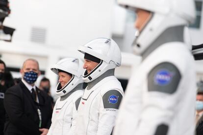 Tripulantes de la cápsula Dragon a la espera del despegue hacia la Estación Espacial Internacional.