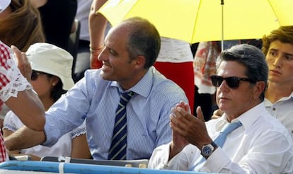 Francisco Camps y Federico Trillo, ayer, durante el viacrucis del Papa en Madrid.