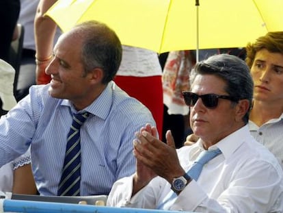 Francisco Camps y Federico Trillo, ayer, durante el viacrucis del Papa en Madrid.