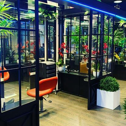 Detalle de las cabinas individuales de Marcos Peluqueros (Ponferrada).