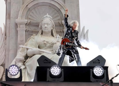 El guitarrista británico Brian May toca temas de la banda Queen por el Jubileo de Platino de Isabel II, en el palacio de Buckingham.