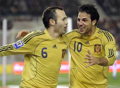 Iniesta y Cesc celebran el primer gol de España