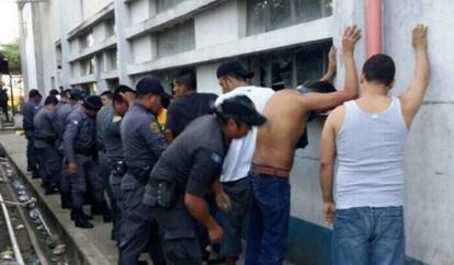 Policías revisan a internos de la prisión de Puerto Barrios.