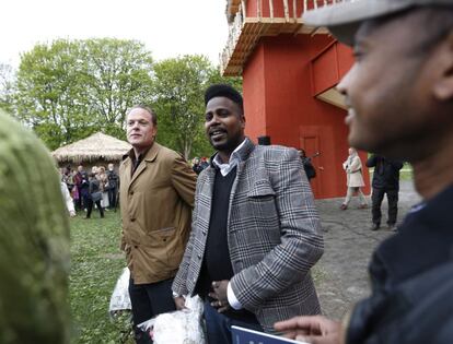 Los artistas Lars Cuzner (izda) y Mohamed Ali Fadlabi en la recreación del poblado 'Villa Congo' de 1914 en Oslo.