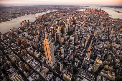 Igual que el Martini, un buen filete y el jazz, este rascacielos de la época de la Gran Depresión nunca envejece. Quizá el edificio Chrysler sea más bonito y el One World Trade Center y el 432 Park Avenue sean más altos, pero el que domina el perfil de Nueva York sigue siendo el Empire State, obra del estudio Shreve, Lamb and Harmon. El Empire tiene dos miradores, el de la planta 86, al aire libre, con telescopios que funcionan con monedas, y el acristalado del piso 102 que permite contemplar los cinco distritos de Nueva York (si el tiempo lo permite).