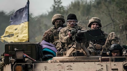 Soldados ucranios patrullan en un vehículo armado cerca de la ciudad de Liman, en Donetsk, el pasado jueves.
